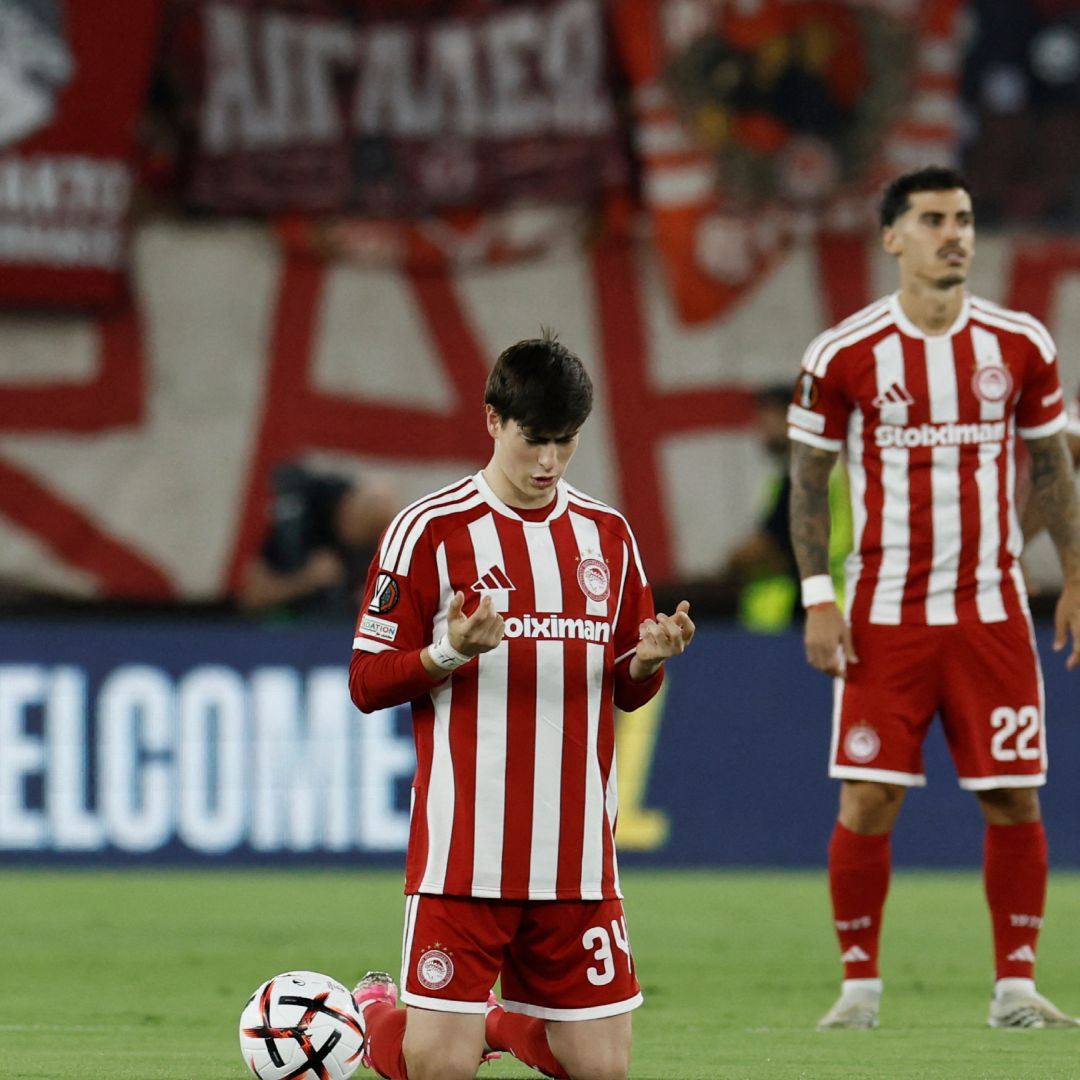 Armando González con la camiseta de Olympiacos